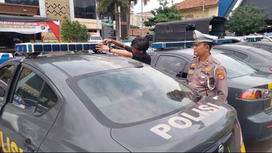 Kapolri Listyo Sigit Perintahkan Tutup Lampu Rotator Mobil Polisi dengan Kaca Film