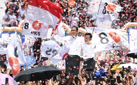 Pelukan Haru antara Anies dan Cak Imin Tutup Kampanye di JIS