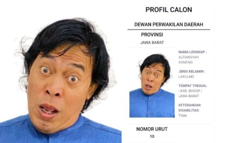 Komeng Curi Perhatian Publik dengan Kemeja Biru dan Ekspresi Lucu di Surat Suara