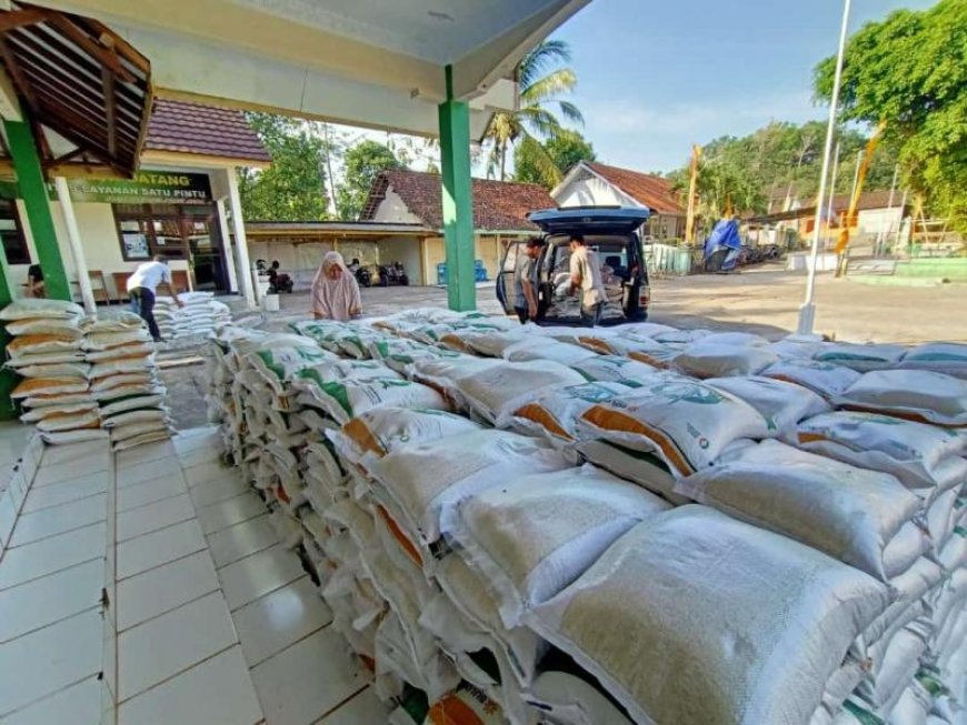 enyaluran Bansos Beras 10 Kg Dihentikan Sementara: Pemilu 2024 Memengaruhi Kebijakan Pangan Pemerintah