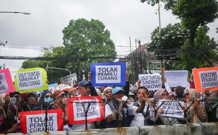 Ribuan Massa Desak DPR Tindak Kecurangan Pemilu di Tengah Gelar Rapat Paripurna Hari Ini