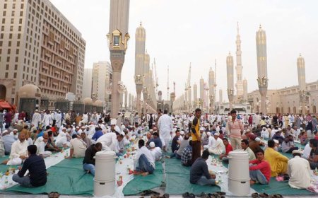 Arab Saudi Kini Bolehkan Jemaah Buka Puasa Bersama di Masjidil Haram