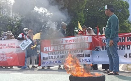 Aksi Massa Bakar Ban di Depan Kantor KPU: Protes Pemilu Curang
