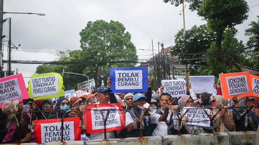 Ribuan Massa Desak DPR Tindak Kecurangan Pemilu di Tengah Gelar Rapat Paripurna Hari Ini