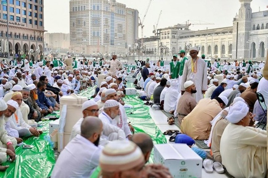 Pengalaman Unik Ramadan di Masjidil Haram: Arab Saudi Buka Peluang Berbuka Puasa Bersama