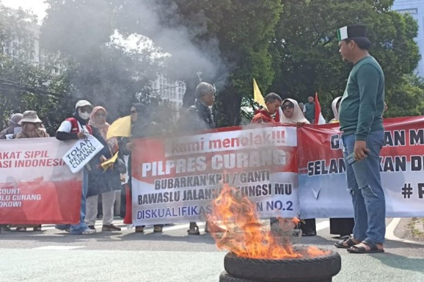 Aksi Massa Bakar Ban di Depan Kantor KPU: Protes Pemilu Curang