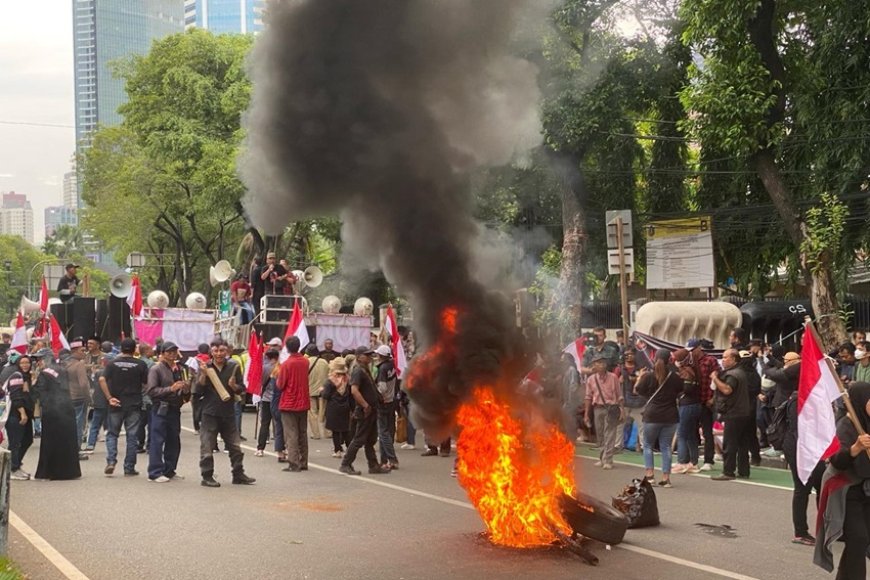 Aksi Protes di Depan Kantor KPU: Masyarakat Bagi Pendapat tentang Pemilu 2024