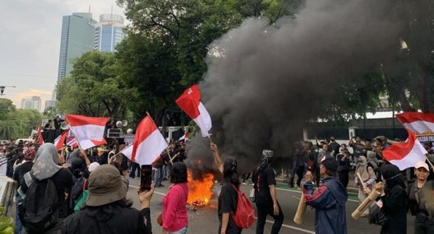 Aksi Massa di Depan Kantor KPU: Protes Terhadap Kecurangan Pemilu